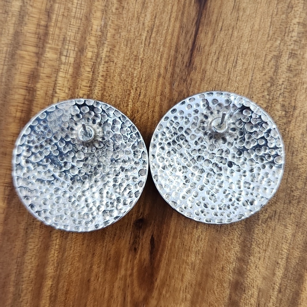 Vintage aztec silver embossed mid century earrings - Picture 4 of 5